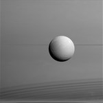 Księżyc Dione uchwycony na zdjęciach