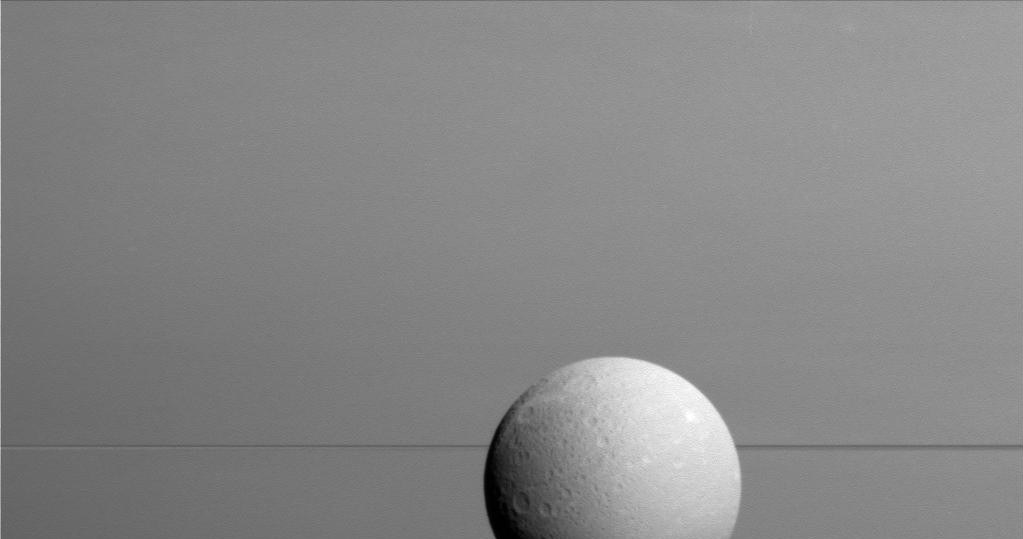 Księżyc Dione uchwycony z bliskiej odległości /NASA