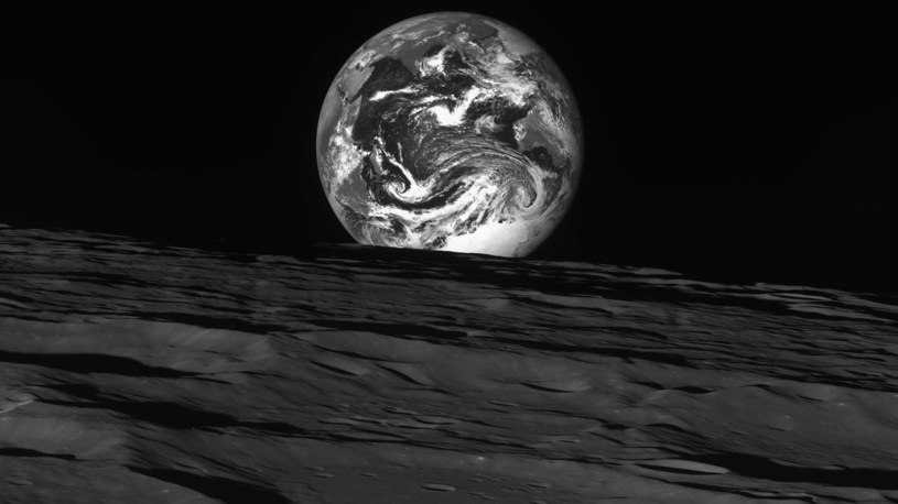 Księżyc i Ziemia razem na zdjęciu koreańskiej sondy / zdjęcie: Korean Aerospace Research Institute /domena publiczna