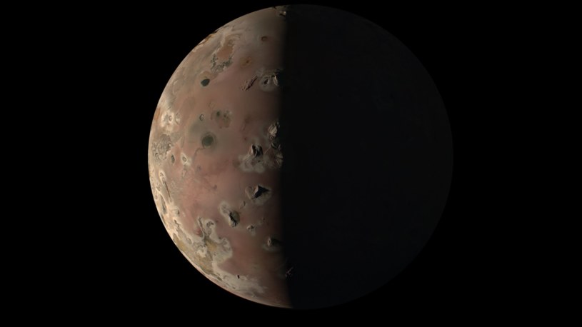 Księżyc Io to najbardziej wulkaniczny obiekt Układu Słonecznego /NASA/SWRI/Image Processing by Kevin McGIll /materiał zewnętrzny