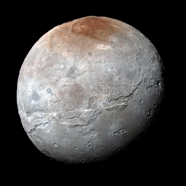 Księżyc Plutona Charon na wysokiej rozdzielczości zdjęciu wykonanym 14 lipca 2015 roku /NASA/JHUAPL/SWRI /materiały prasowe