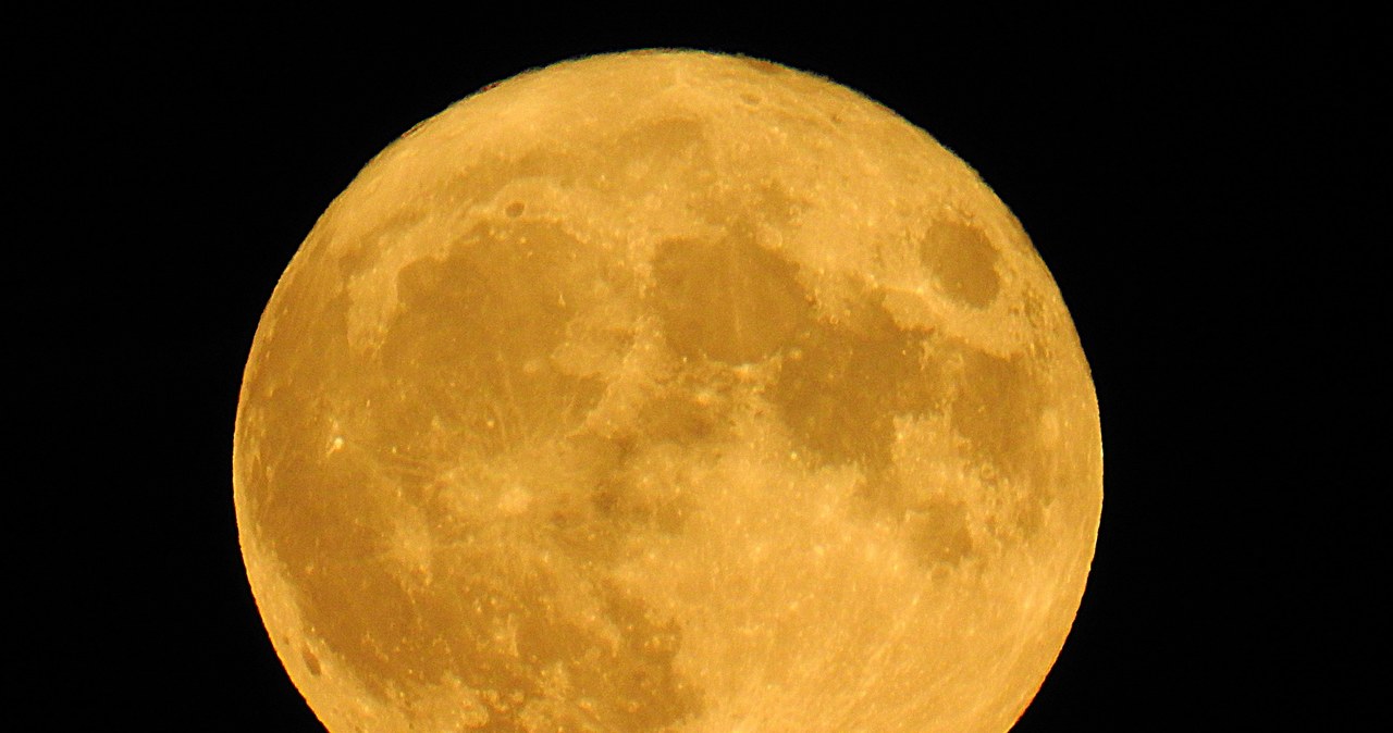 Księżyc podczas pełni to widok, który warto uchwycić na fotografii (zdj. ilustracyjne) / Hans Benn /Pixabay.com