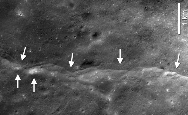 Księżyc się kurczy. I trzęsie...