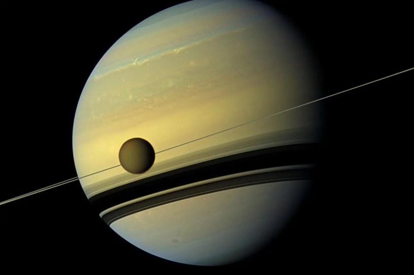 Księżyc Tytan obok planety Saturn /NASA/JPL-Caltech/Space Science I  /materiał zewnętrzny