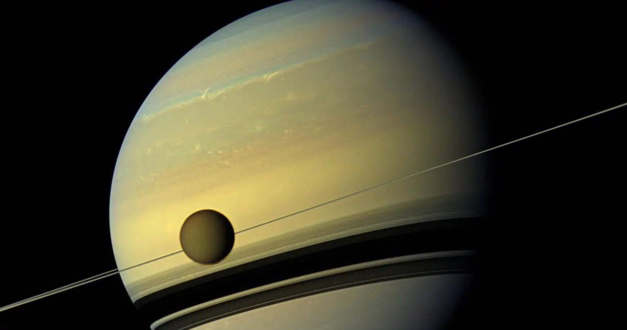 Księżyc Tytan obok planety Saturn /NASA/JPL-Caltech/Space Science I  /materiał zewnętrzny