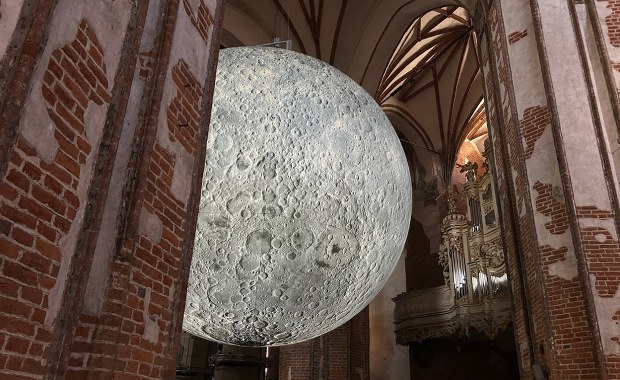 Księżyc w gotyckich murach Gdańska. Monumentalna instalacja zachwyca odwiedzających