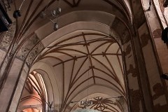 Księżyc w gotyckich murach kościoła w Gdańsku