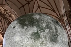 Księżyc w gotyckich murach kościoła w Gdańsku
