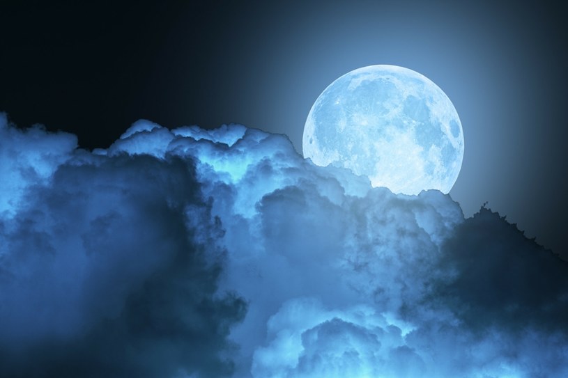 Księżyc w pełni w sierpniu może wydawać się niebieski /LUKASZ SZCZEPANSKI/REPORTER /East News