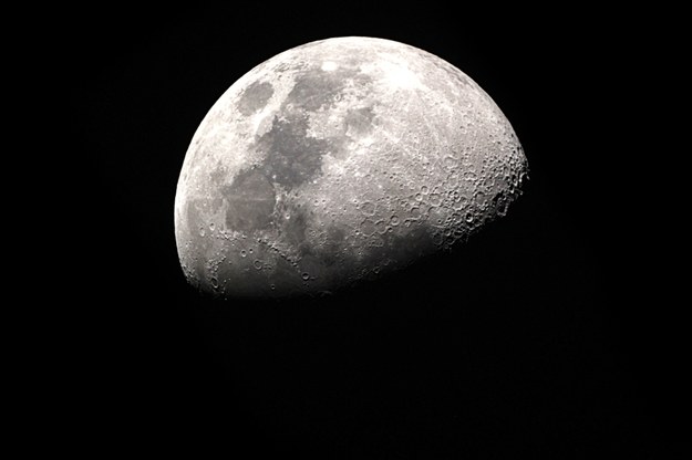 Księżyc widoczny z Ziemi na zdjęciu ilustracyjnym /Shutterstock