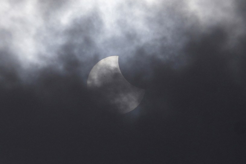 Księżyc zdołał jedynie częściowo zasłonić tarczę Słońca. /Tatan Syuflana/Associated Press/East News /East News