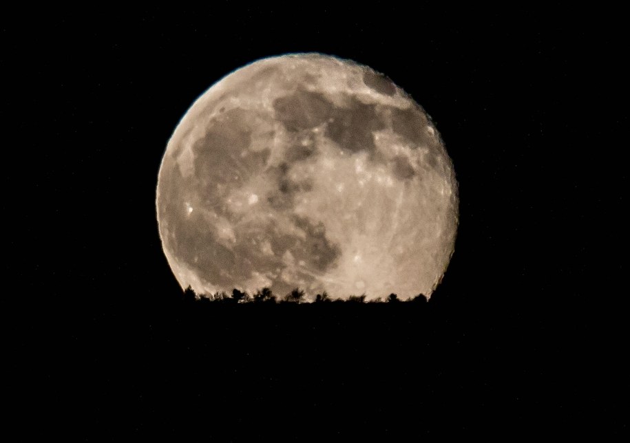 Księżyc /Lefteris Partsalis /PAP/EPA