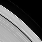Księżyce Saturna ukryte w jego pierścieniach