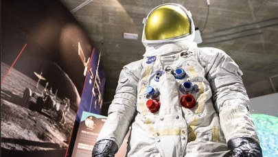 Księżycowy skafander wśród... marsjańskich łazików