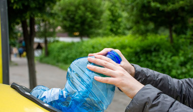 Kto dostanie miliardy za butelki? Samorządy walczą o niższe ceny za wywóz śmieci