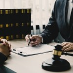 Kto dziedziczy po ojcu? Dzieci muszą podzielić się z matką