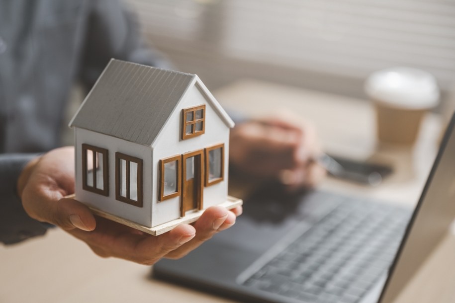 Kto dziedziczy spadek po osobie bezdzietnej? Zasady dziedziczenia domu, oszczędności i ziemi /Shutterstock