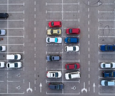 Kto ma pierwszeństwo na parkingu? Kierowcy nie znają przepisów