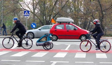 Kto ma pierwszeństwo zbliżając się do przejazdu – kierowca czy rowerzysta?