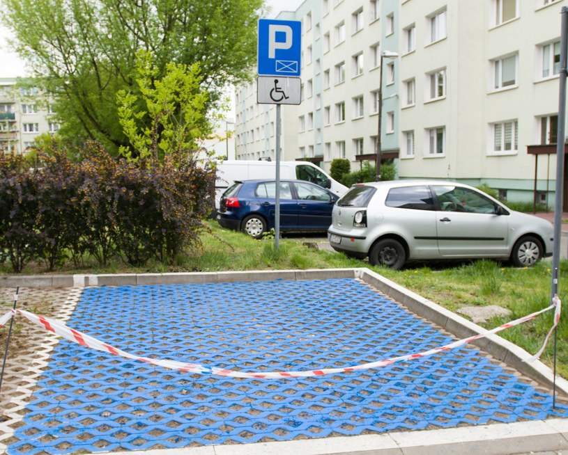 Kto może parkować na miejscach dla niepełnosprawnych? Mandat to nawet 800 zł /Andrzej Zbraniecki/East News /Agencja SE/East News
