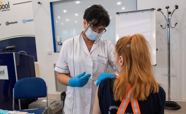 Kto może zastosować dwie różne szczepionki? Ekspert wyjaśnia