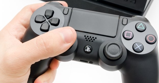 Kto nie chciałby móc uruchamiać gier z PS One/PS2 na nowej konsoli PS4? /123RF/PICSEL