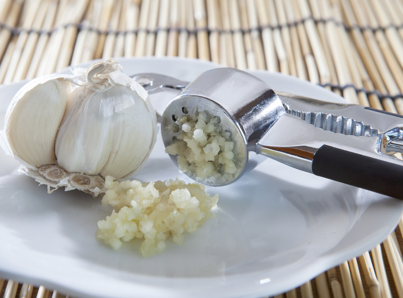 Kto nie powinien jeść czosnku? „Naturalny antybiotyk” nie jest polecany kobietom w ciąży /123RF/PICSEL