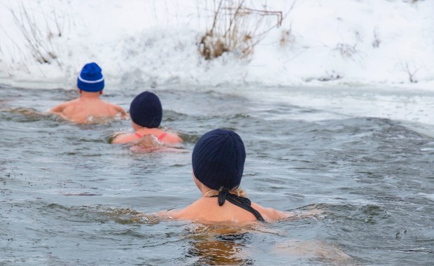 Kto nie powinien morsować? Lekarz odpowiada 