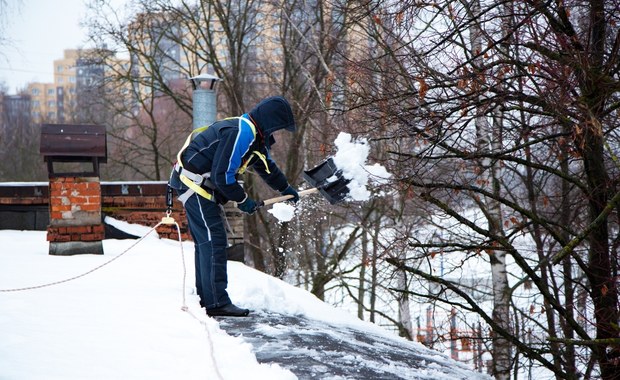 ​Kto odpowiada za odśnieżanie dachu? Kary za łamanie przepisów