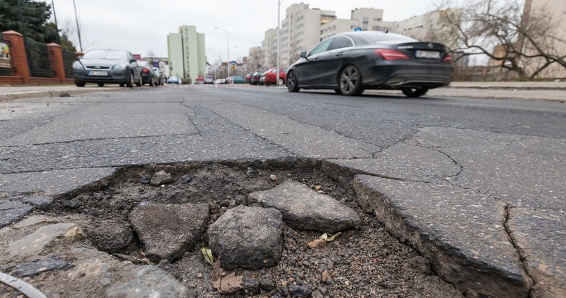 Kto odpowiada za uszkodzenie samochodu przez infrastrukturę drogową? / Arkadiusz Ziolek /Reporter