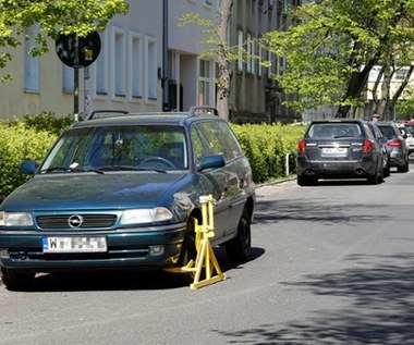 Kto parkuje po lewej stronie jezdni, ryzykuje mandat. Takie mamy przepisy