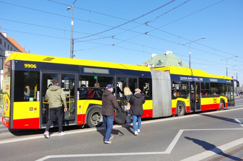 Kto pierwszy, ten lepszy - tak często wyglądają realia w zajmowaniu miejsc siedzących w komunikacji miejskiej /ZOFIA BAZAK /East News