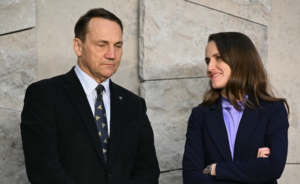 Kto płaci za wojnę w Ukrainie? Sikorski chce zmiany podejścia USA