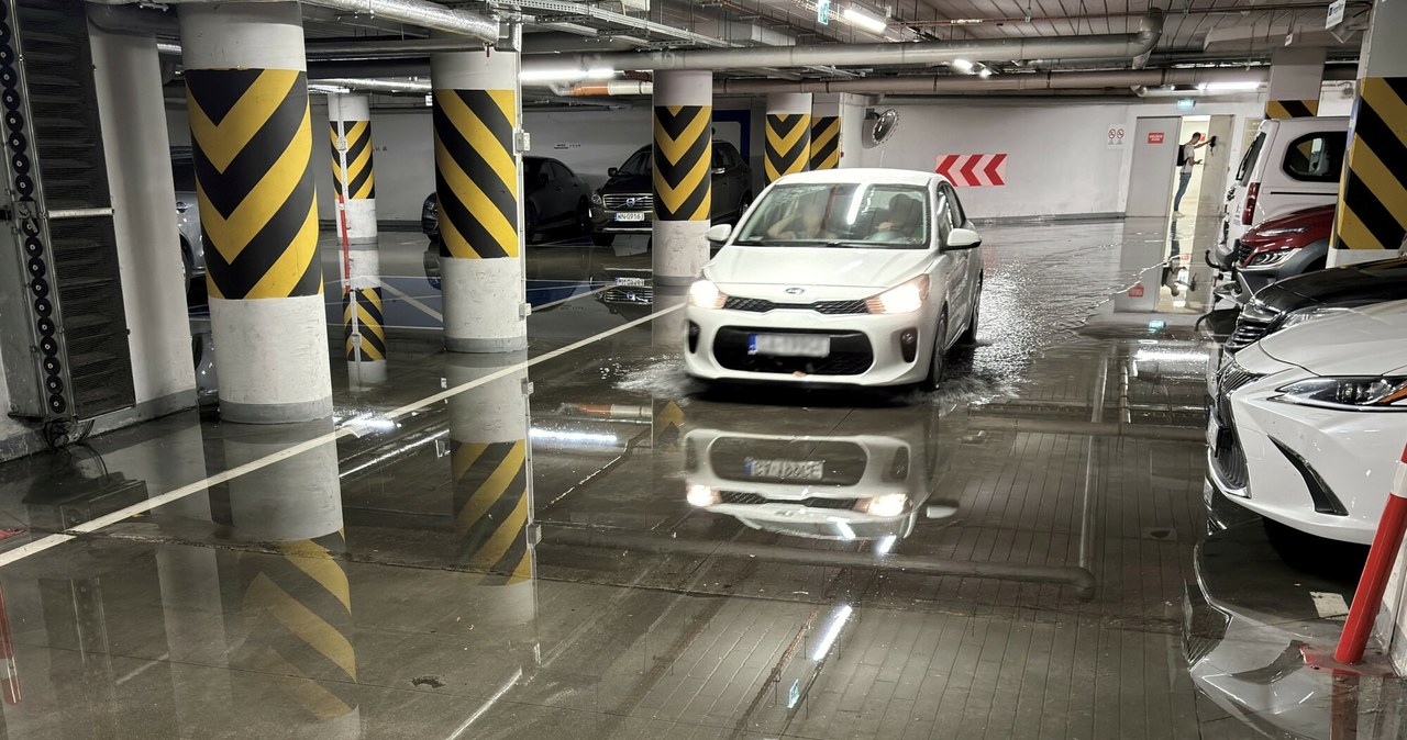 Kto ponosi odpowiedzialność za szkody spowodowane zalaniem auta na podziemnym parkingu? Lista podmiotów jest długa /Maxhop /East News