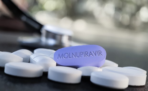 Kto powinien dostać lek na Covid-19? Znamy wstępne rekomendacje lekarzy