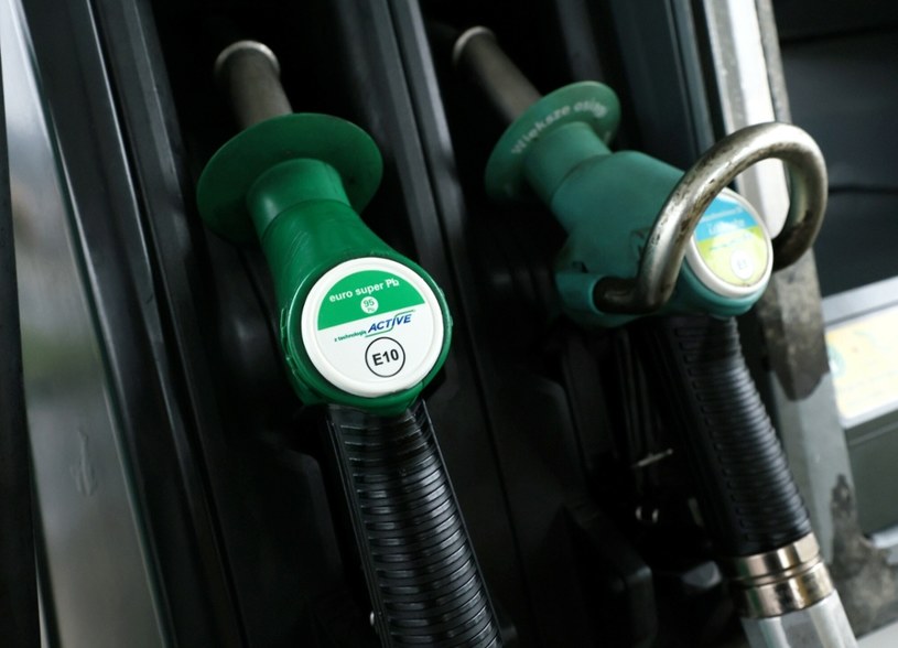 Kto powinien tankować paliwo 98, a kto może jeździć na benzynie 95 E10? /Paweł Wodzyński /East News