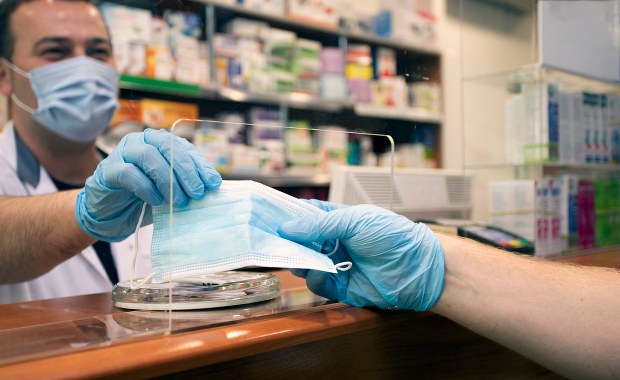 Kto powinien znów zakładać maseczki? Podpowiedzi ekspertów