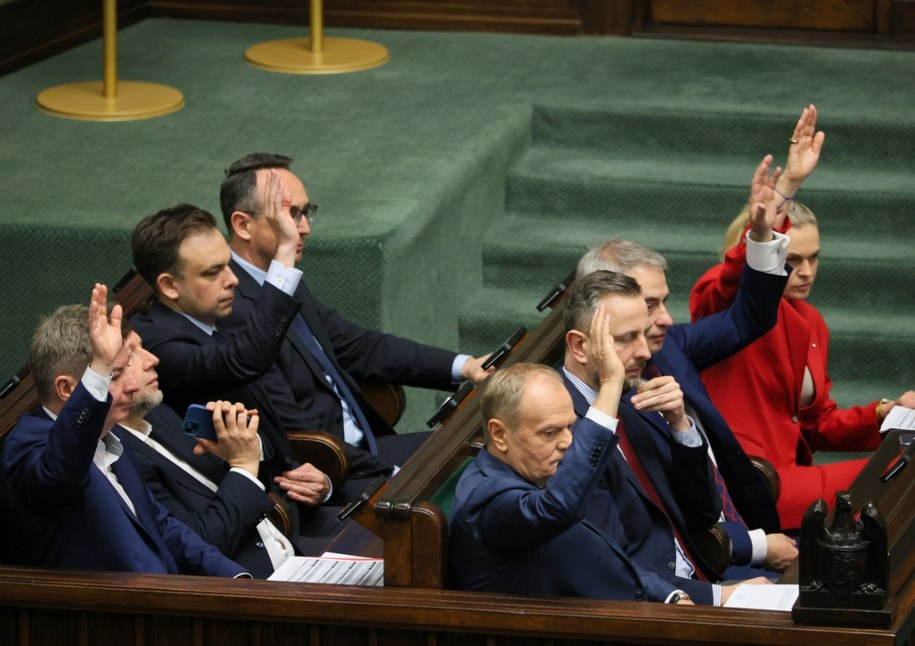 Kto stworzyłby rząd, gdyby wybory odbyły się w najbliższą niedzielę? Odpowiedź nie jest oczywista /Dawid Wolski/East News /East News