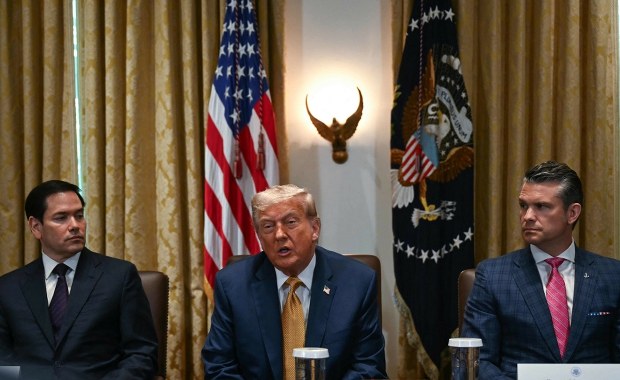 Kto zatrzymał wsparcie dla Ukrainy? Trudni ludzie Trumpa