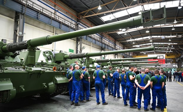 Kto zyska na zbrojeniach? "Economist" wskazuje na polskie miasto