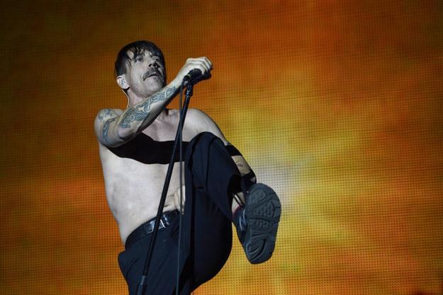 Którą nogą wstanie Anthony Kiedis? /AFP