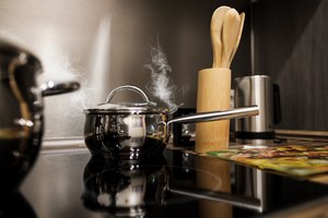 Która płyta kuchenna jest najlepsza do gotowania? Porównujemy gazową, indukcyjną i ceramiczną