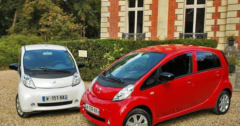 ... które do złudzenia przypominają obecne na rynku od 8 lat elektryczne "trojaczki" Mitsubishi, Peugeota i Citroena /INTERIA.PL