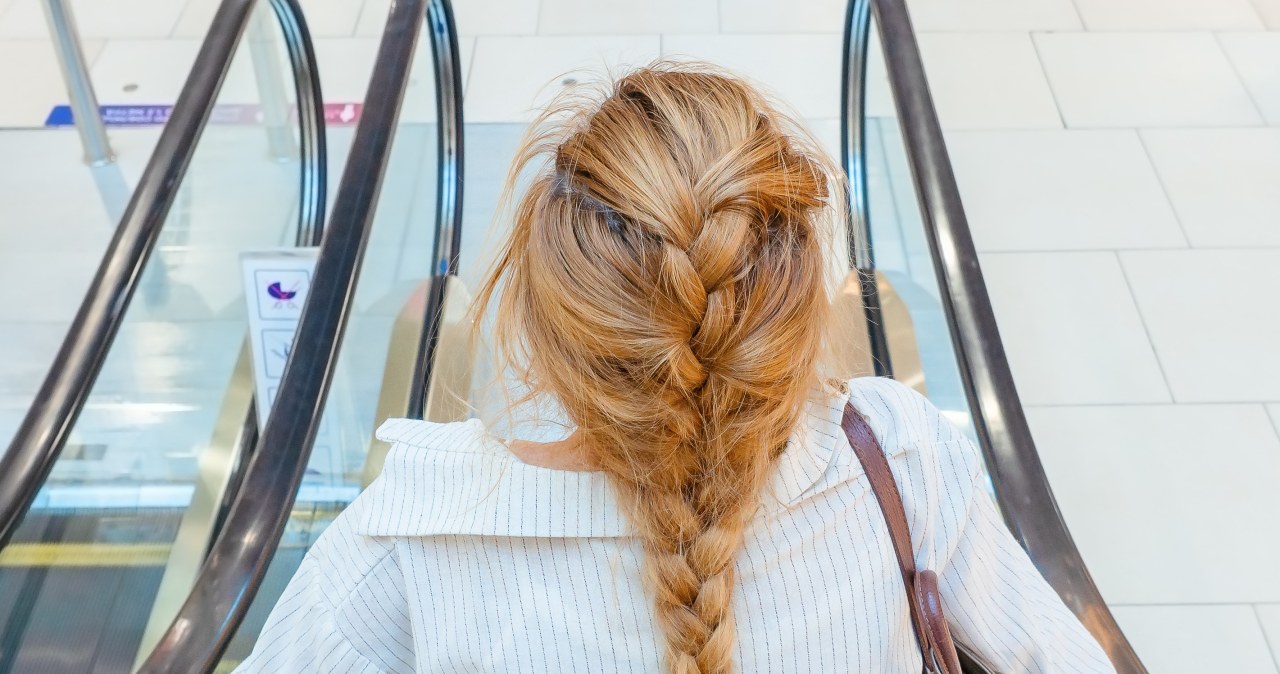 Które fryzury osłabiają włosy najbardziej? Ciasno plecione warkocze i kucyki są wysoko w "rankingu" /Pixel