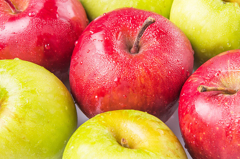 Które jabłko dostarczy nam więcej ważnych mikroelementów? Czerwone czy zielone? /123RF/PICSEL