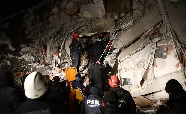 Które kraje ruszyły z pomocą do Turcji i Syrii?