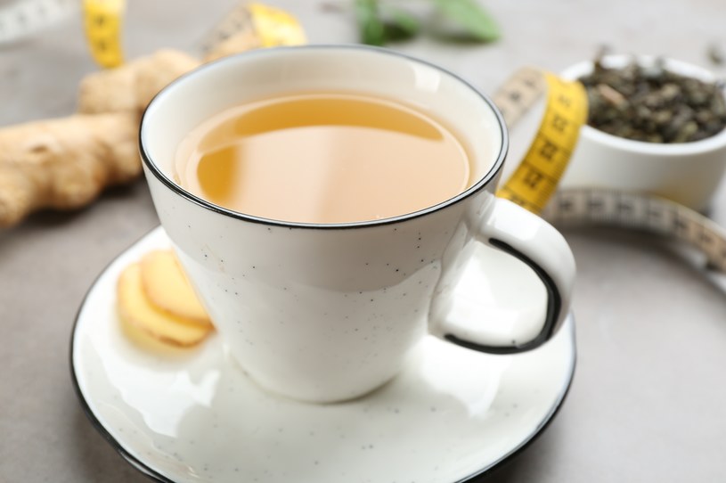 Które napoje przyspieszają odchudzanie? Efekty da już filiżanka zielonej herbaty dziennie /123RF/PICSEL