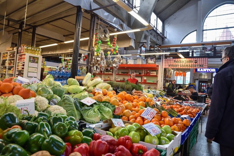 Które owoce i warzywa warto kupować? /East News