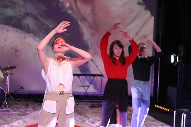 ktorki Kamila Banasiak (2P) i Zuzanna Czerniejewska-Stube podczas pokazu spektaklu „Miła Robótka” towarzyszącego konferencji prasowej na temat Festiwalu Łódź Czterech Kultur /Roman Zawistowski /PAP