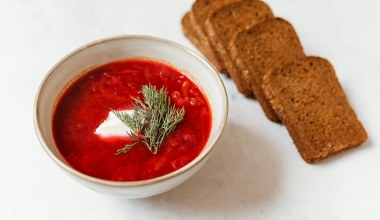 Który barszcz czerwony wybrać, tradycyjny czy zabielany? Odpowiedź nie jest oczywista
